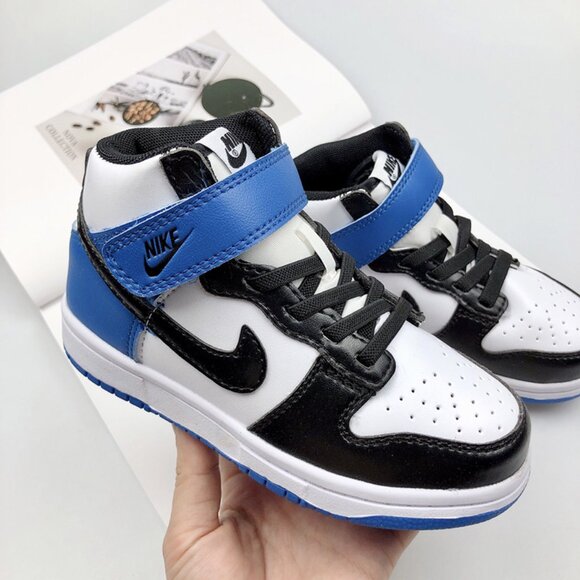 Nike SB Dunk Low Low-Top Sneakers In Black And White - Picture 6 of 9